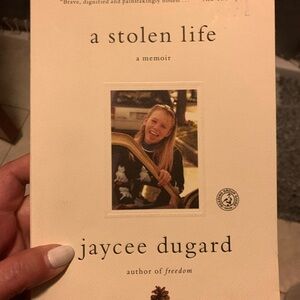 🌸A Stolen Life Memoir by Jaycee Dugard